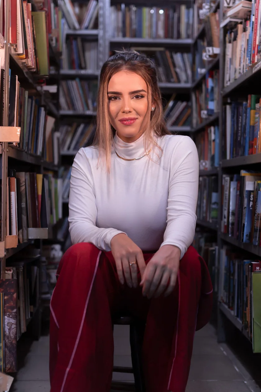 Retrato de Marcela Siqueira, presente no site profissional desenvolvido por Pedro